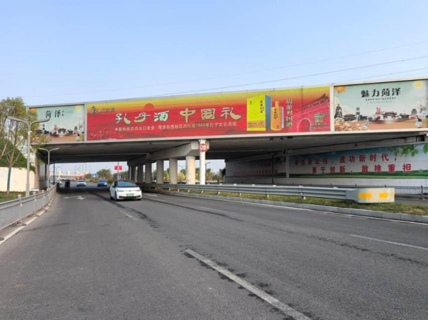 菏泽高铁站跨路电子屏-1