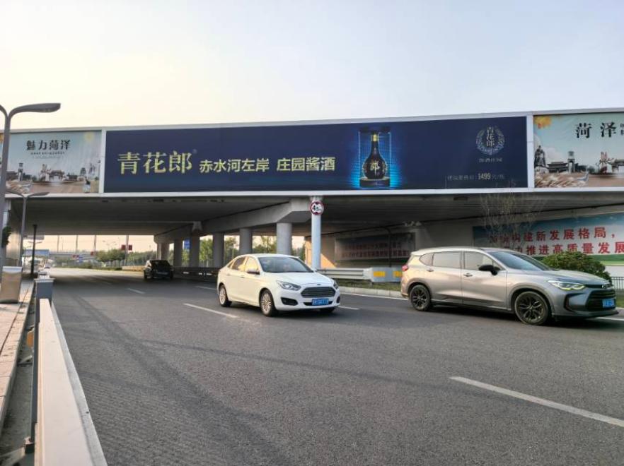 菏泽高铁站跨路电子屏-2