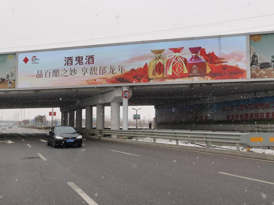 菏泽高铁站跨路电子屏-3