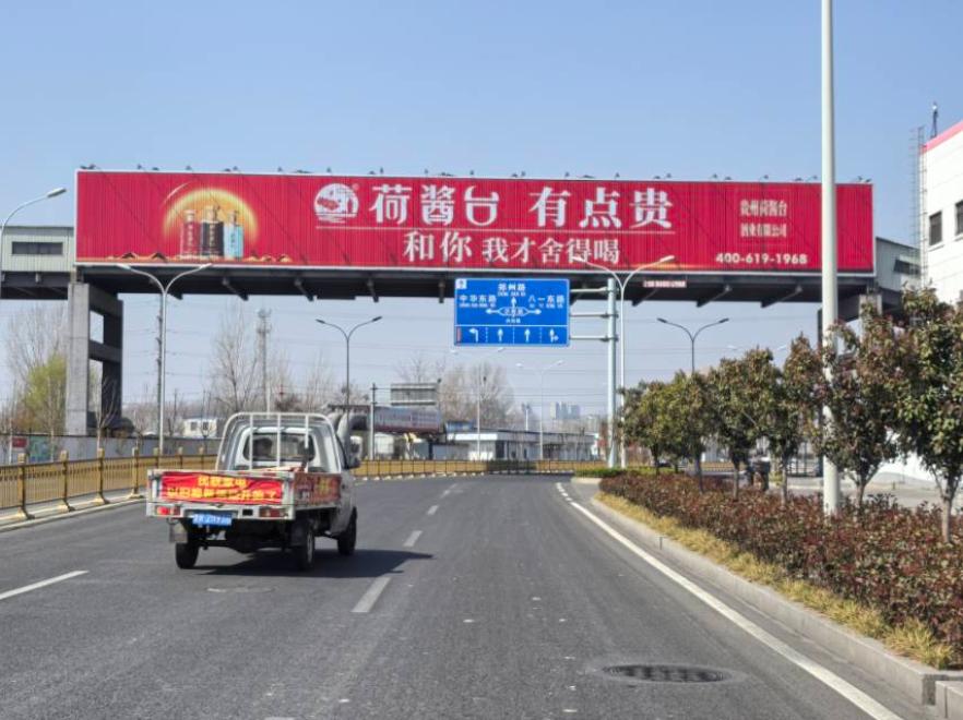菏泽丹阳路跨路三面翻广告牌-3