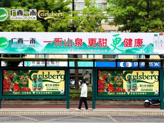 玉林市公交候车亭广告牌