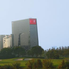 深南大道俯瞰两个大型高尔夫球场的LED媒体